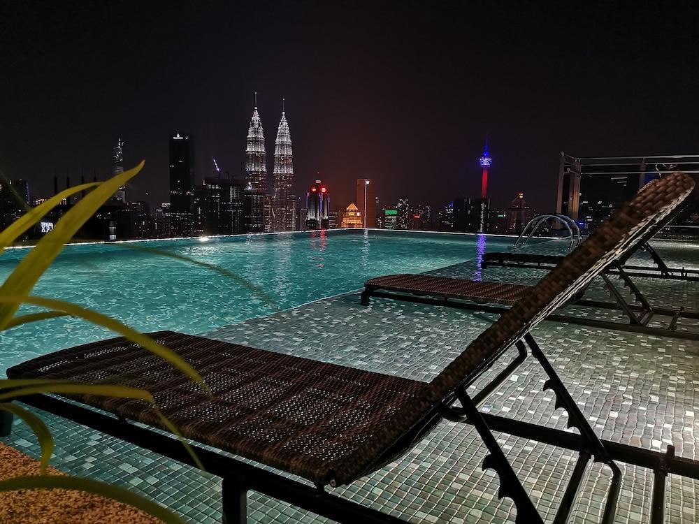 Expressionz Professional Suites By Mykey Kuala Lumpur Exteriör bild The swimming pool at the rooftop of Traders Hotel