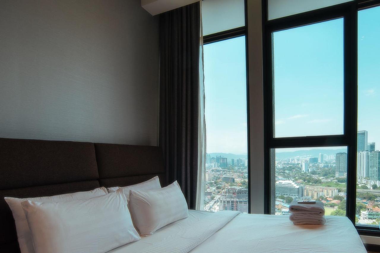Expressionz Professional Suites By Mykey Kuala Lumpur Exteriör bild A bedroom in a serviced apartment in Kuala Lumpur, Malaysia