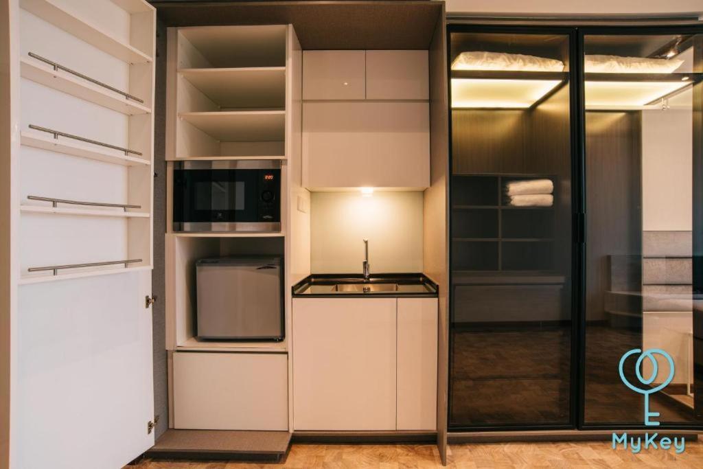 Expressionz Professional Suites By Mykey Kuala Lumpur Exteriör bild A kitchenette in a hotel