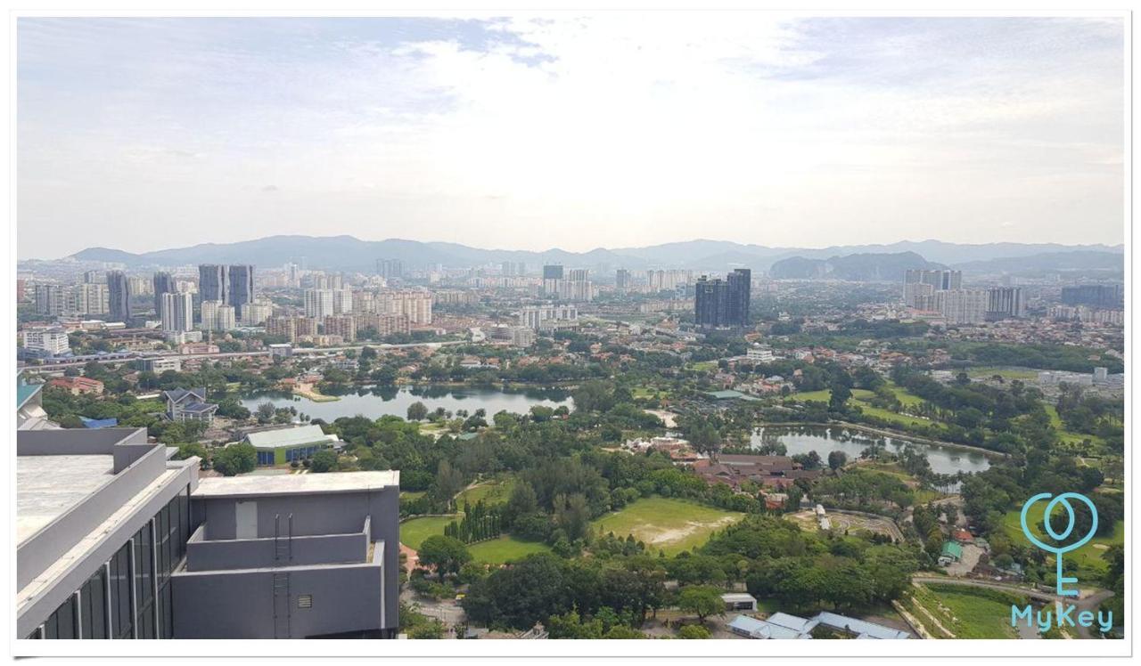 Expressionz Professional Suites By Mykey Kuala Lumpur Exteriör bild View of the park from the residential area