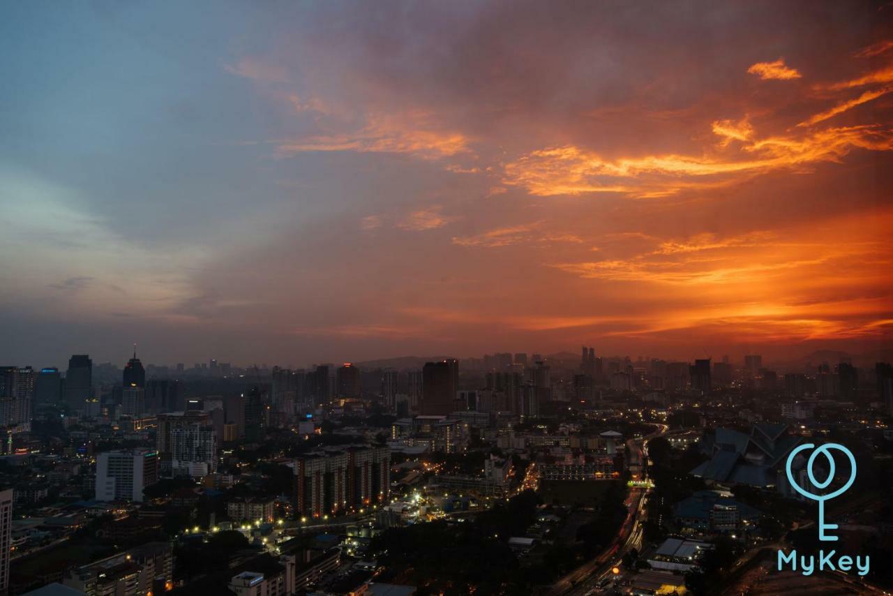 Expressionz Professional Suites By Mykey Kuala Lumpur Exteriör bild Sunset over Bangkok