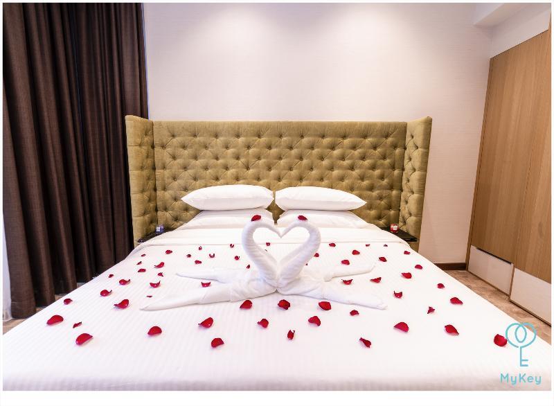 Expressionz Professional Suites By Mykey Kuala Lumpur Exteriör bild A bed with rose petals
